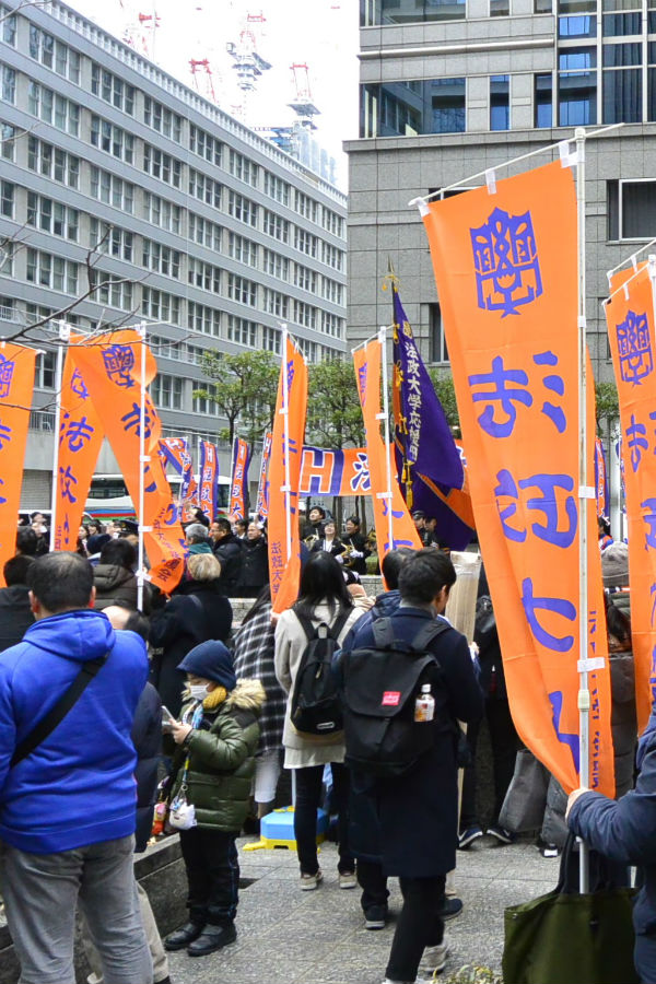 スタート地点の東京・大手町には多くの法政関係者が集まった