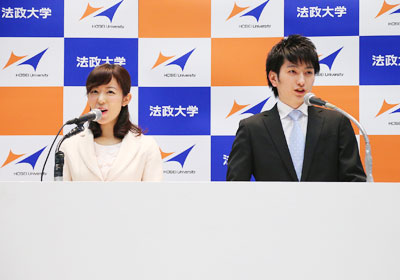 擔當典禮司儀的糠信智加良同學(右邊:潛力開發人生設計學部3年級)、座主愛子同學(左邊:法學部3年級)