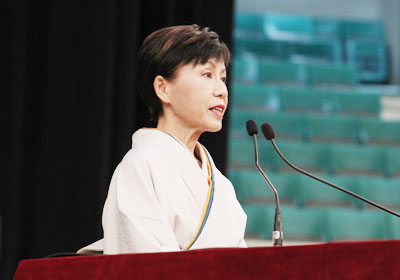 正在致詞的田中優子校長