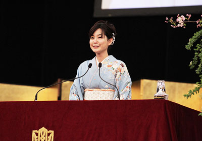 正在致賀詞的中倉彰子女士(人文環境學部畢業生)