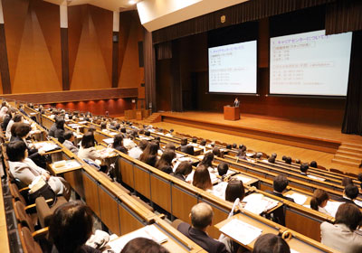 在薩埵會場,家長們饒有興致地傾聽了就業指導中心情況介紹