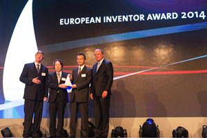 (左起第2人:原 昌宏先生)<br />照片出處:European Patent Office 網站 Media materials