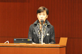 由田中優子校長致詞,並對參加演講比賽的同學寄予了厚望。