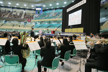 在开学典礼会场,法政大学拉拉队吹奏乐队于开场前进行了演奏