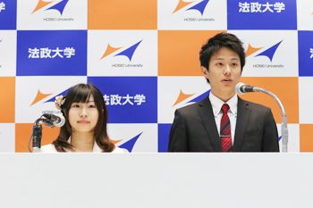 典礼主持人塚本爱同学(左边:潜力开发人生设计学部3年级)和黑濑翔生同学(右边:法学部 3年级)