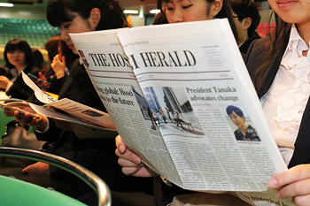 新生们正在阅读英文报刊《THE HOSEI HERALD》