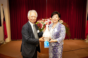 President Chang awarding a memento to President Masuda
