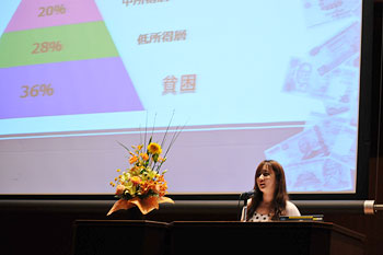 Lee Jea: the Guest Prize winner for her speech titled “The reasons why you cannot become rich”(Second-year student in the Faculty of Law, from South Korea)