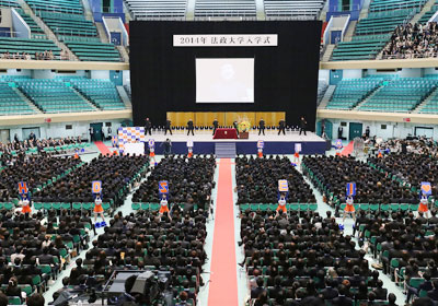 The Ouendan welcomed the freshmen with their venue-wide performance.