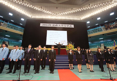 Under the baton of a member of the Ouendan, the Arion Chor, the Academy Chorus, and BeBap! (a cappella group) sang the University song.