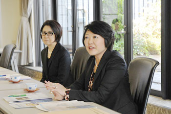 From right, Director Nemoto and Information Officer Senoo