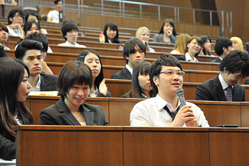 Contestants were interviewed while waiting for the results, expressing how they felt after their speeches.