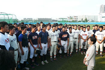 President Tanaka expressing her hearty best wishes to the baseball team before the opening game of the Tokyo Big Six Baseball League