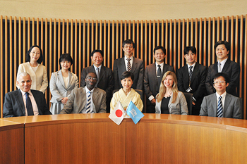 Guest lecturers from abroad posing for a commemorative photo with university officials including President Yuko Tanaka