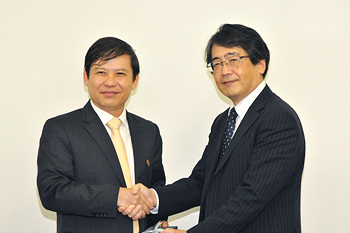 Le Minh Tri, Vice Chairman of CCIA (left), and Katsuya Hirose, Executive Member of the Board of Trustees