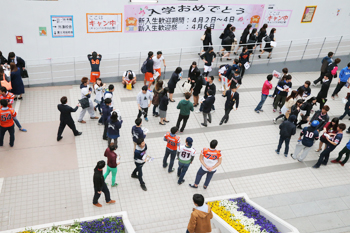 Clubs recruiting freshmen returning from the entrance ceremony to Ichigaya Campus