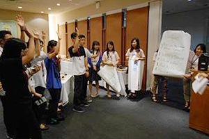 Welcome Party on Friday, August 21 Many events, including a quiz program concerning Hosei University, were held by student volunteers to welcome visitors.