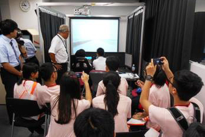 Open Campus program on the Koganei Campus on Saturday, August 22 Visitors tried simulators and the Segway Personal Transporter in a laboratory.