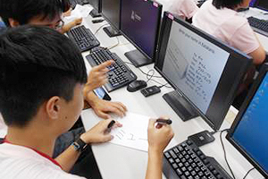 Japanese language basic course on Saturday, August 22 After practicing greetings in Japanese, visitors introduced Hanoi, their hometown, in Japanese, receiving support from student volunteers.