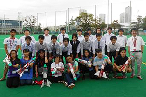 Interactive event with students of Hosei Daini Senior High School on Sunday, August 23 After visiting the National Museum of Emerging Science and Innovation in the morning, visitors created PET bottle rockets with students from the Physics Club of Hosei Daini High School and actually launched them in the afternoon.