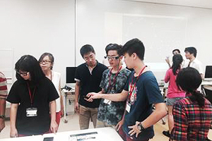 Lecture titled “Wearable Technology” offered on the Koganei Campus on Monday, August 24<br />Visitors tried near-future wearable computing devices, such as smart glasses and digital gloves, and in the afternoon visited the NTT History Center of Technologies.