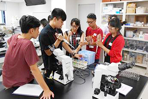 Lecture titled “Exploring the characteristics of human proteins” offered on the Koganei Campus on Tuesday, August 25 After observing the characteristics of hemoglobin using microscopes and spectrophotometers, visitors manipulated an image of the hemoglobin using computers and observed its conformation. In the afternoon, they visited the National Astronomical Observatory of Japan and the Chofu Aerospace Center, Japan Aerospace Exploration Agency (JAXA).
