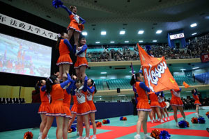 The University’s Oendan (lit. cheering squad) and cheerleaders holding a welcome event for new students