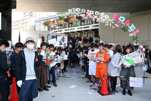Existing students inviting new students to join their clubs or circles; at Hosei University, students not only study hard but also actively participate in extracurricular activities.