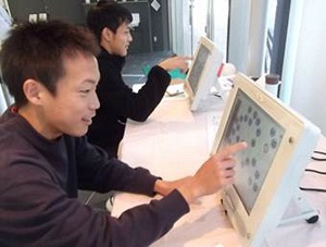 脳年齢計「ATMT」という機器を使って測定