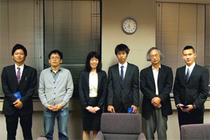 運営にあたった学生会ボランティアの代表者に学部長・執行部から感謝の言葉と記念品が贈られました