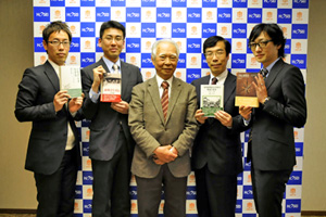 第1回法政大学大学院博士論文出版助成受給者が、増田総長に刊行報告