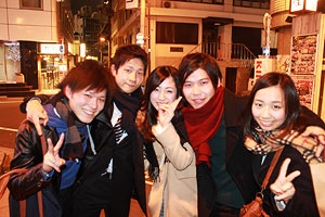 「『Cool』で『Hot』な日本食」を研究したチーム「TAKOS」。左から、高橋竣さん、菊田聡一郎さん、秋山絵里さん、曽田新平さん、小野由貴さん