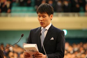 午前の部で卒業生を代表し答辞を述べる木村将紀さん（経済学部）