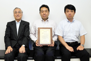 記念写真（左から、石川千代田区長、伊東環境保全統括本部長、中村事業室課長）