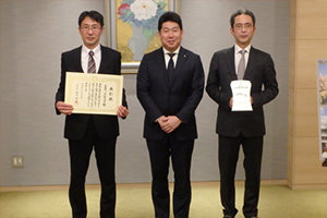 表彰後の記念撮影　笠原副校長（左）、川崎市長（中央）、類設計室〔設計監理〕（右）
