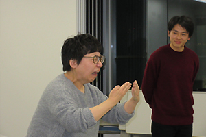 講師の小泉氏から手話狂言の表現を学ぶ（事前講座）
