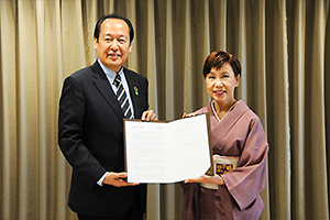 署名した協定書を持たれる田中総長と戸羽市長