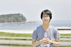 広田町の美しい海を前に、復興への思いを語る三井さん
