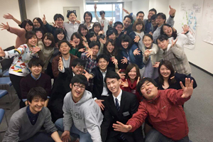 SETの総会での集合写真。前列右端にはCMSPを担当する本学OBの岡田勝太さん（2015年法学部卒）の姿も