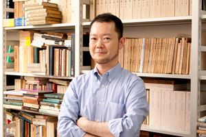 国際文化学部 国際文化学科 教授　衣笠 正晃