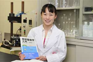 文学部 教授　中沢 けい