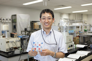生命科学部 環境応用化学科 教授　明石 孝也