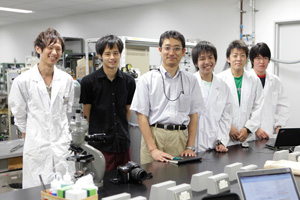 休日も研究にいそしむ研究室の学生たちと