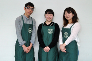 左から、松嶋塁さん（社会学部社会学科3年）、光山未織さん（代表・社会学部社会政策科学科3年）、向田佳奈子さん（広報担当・同3年）