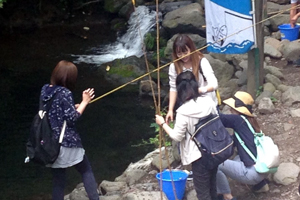 毎年夏には合宿も実施。写真は昨年の那須高原にて。研修も兼ね、珈琲の入れ方や接客についてのミーティングも行っている