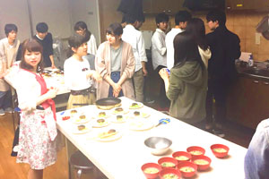 活動場所は、 千代田区内にある区民館の調理室。週1回のペースで毎回20～30人のメンバーが集まって料理を楽しんでいる