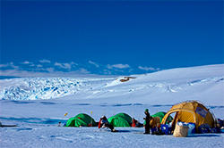 棚氷の上での調査キャンプ