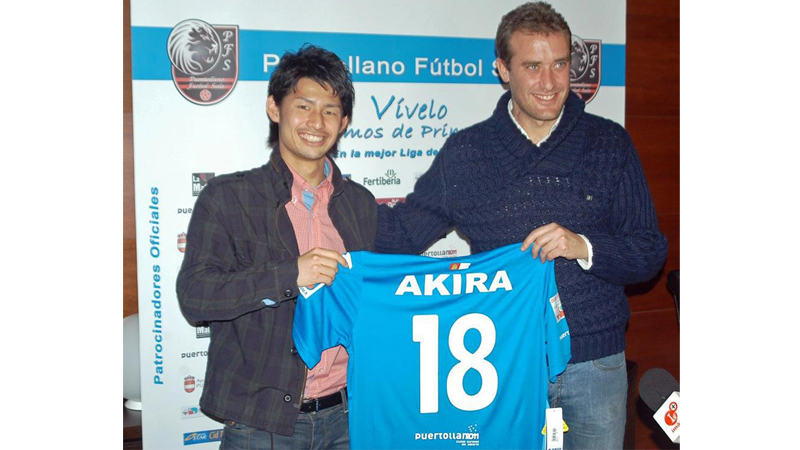 2011年、スペイン１部リーグのプエルトジャーノFSに移籍。写真は入団会見の様子