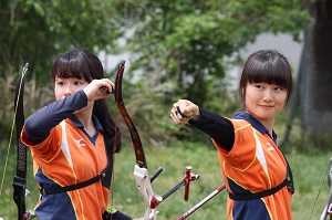 1965年創部以降、洋弓部は学業との両立をしながら靖国神社の相撲場で日々練習をしています。近年の実績としては2016、2017年度に女子部が全日本学生アーチェリー女子王座決定戦出場を果たしています。 また、多くのインカレ出場者を輩出し、大学アーチェリー界において、常に先頭を走り続けています。