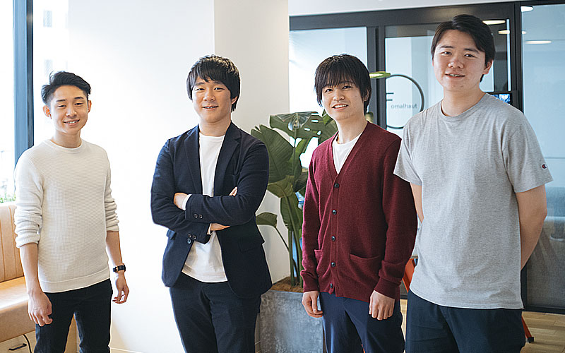 設立メンバーは全員、彌冨（いやとみ）仁研究室の同級生。左から谷洋 樹さん、伊東さん、新井颯人さん、茶山祐亮さん。